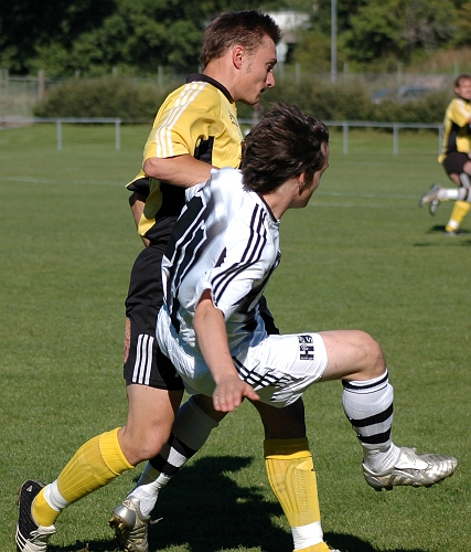 2005_0910_02.jpg - Arboga Södras nr.7 Anders Kvist i närkamp med en motståndare